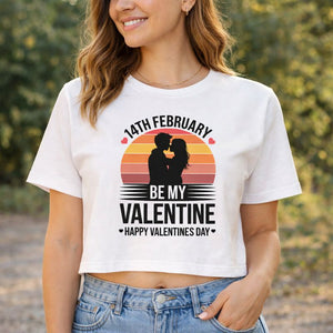 Weißes Ladies Cropped T-Shirt mit romantischem Valentinstags-Motiv: verliebtes Paar als schwarze Silhouette vor retrofarbenem Sonnenuntergang mit Schriftzug „Be My Valentine – Happy Valentine’s Day“, feminines Love-Design von Bright Light Arts.
