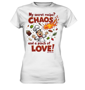 Ein cartoonhafter Koch mit weißem Kochhut und weiß-rotem Kochkittel, der fröhlich und mit ausgestreckten Armen lacht. Er steht inmitten eines Wirbels von Zutaten, darunter Flammen, Gemüse, Tomaten, und ein Kochbuch, die in der Luft herumfliegen. Der Koch Bright Lights Arts