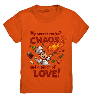 Ein cartoonhafter Koch mit weißem Kochhut und weiß-rotem Kochkittel, der fröhlich und mit ausgestreckten Armen lacht. Er steht inmitten eines Wirbels von Zutaten, darunter Flammen, Gemüse, Tomaten, und ein Kochbuch, die in der Luft herumfliegen. Der Koch Bright Lights Arts