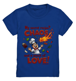 Ein cartoonhafter Koch mit weißem Kochhut und weiß-rotem Kochkittel, der fröhlich und mit ausgestreckten Armen lacht. Er steht inmitten eines Wirbels von Zutaten, darunter Flammen, Gemüse, Tomaten, und ein Kochbuch, die in der Luft herumfliegen. Der Koch Bright Lights Arts