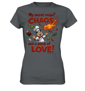 Ein cartoonhafter Koch mit weißem Kochhut und weiß-rotem Kochkittel, der fröhlich und mit ausgestreckten Armen lacht. Er steht inmitten eines Wirbels von Zutaten, darunter Flammen, Gemüse, Tomaten, und ein Kochbuch, die in der Luft herumfliegen. Der Koch Bright Lights Arts