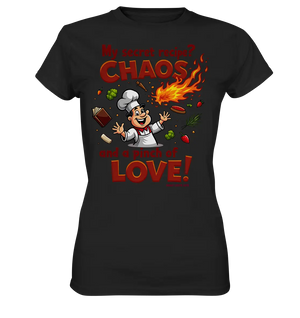 Ein cartoonhafter Koch mit weißem Kochhut und weiß-rotem Kochkittel, der fröhlich und mit ausgestreckten Armen lacht. Er steht inmitten eines Wirbels von Zutaten, darunter Flammen, Gemüse, Tomaten, und ein Kochbuch, die in der Luft herumfliegen. Der Koch Bright Lights Arts