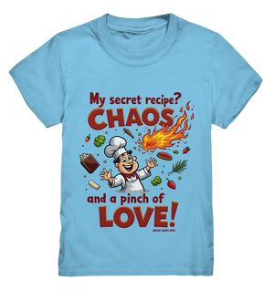 Ein cartoonhafter Koch mit weißem Kochhut und weiß-rotem Kochkittel, der fröhlich und mit ausgestreckten Armen lacht. Er steht inmitten eines Wirbels von Zutaten, darunter Flammen, Gemüse, Tomaten, und ein Kochbuch, die in der Luft herumfliegen. Der Koch Bright Lights Arts