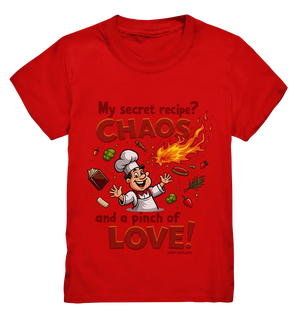 Ein cartoonhafter Koch mit weißem Kochhut und weiß-rotem Kochkittel, der fröhlich und mit ausgestreckten Armen lacht. Er steht inmitten eines Wirbels von Zutaten, darunter Flammen, Gemüse, Tomaten, und ein Kochbuch, die in der Luft herumfliegen. Der Koch Bright Lights Arts