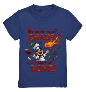 Ein cartoonhafter Koch mit weißem Kochhut und weiß-rotem Kochkittel, der fröhlich und mit ausgestreckten Armen lacht. Er steht inmitten eines Wirbels von Zutaten, darunter Flammen, Gemüse, Tomaten, und ein Kochbuch, die in der Luft herumfliegen. Der Koch Bright Lights Arts