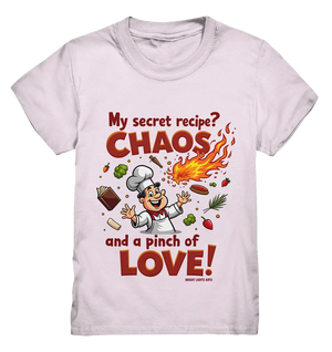 Ein cartoonhafter Koch mit weißem Kochhut und weiß-rotem Kochkittel, der fröhlich und mit ausgestreckten Armen lacht. Er steht inmitten eines Wirbels von Zutaten, darunter Flammen, Gemüse, Tomaten, und ein Kochbuch, die in der Luft herumfliegen. Der Koch Bright Lights Arts