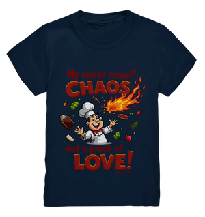 Ein cartoonhafter Koch mit weißem Kochhut und weiß-rotem Kochkittel, der fröhlich und mit ausgestreckten Armen lacht. Er steht inmitten eines Wirbels von Zutaten, darunter Flammen, Gemüse, Tomaten, und ein Kochbuch, die in der Luft herumfliegen. Der Koch Bright Lights Arts