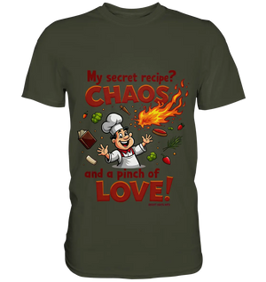 Ein cartoonhafter Koch mit weißem Kochhut und weiß-rotem Kochkittel, der fröhlich und mit ausgestreckten Armen lacht. Er steht inmitten eines Wirbels von Zutaten, darunter Flammen, Gemüse, Tomaten, und ein Kochbuch, die in der Luft herumfliegen. Der Koch Bright Lights Arts