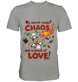 Ein cartoonhafter Koch mit weißem Kochhut und weiß-rotem Kochkittel, der fröhlich und mit ausgestreckten Armen lacht. Er steht inmitten eines Wirbels von Zutaten, darunter Flammen, Gemüse, Tomaten, und ein Kochbuch, die in der Luft herumfliegen. Der Koch Bright Lights Arts