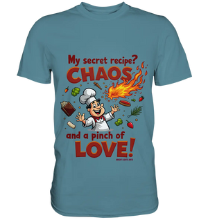 Ein cartoonhafter Koch mit weißem Kochhut und weiß-rotem Kochkittel, der fröhlich und mit ausgestreckten Armen lacht. Er steht inmitten eines Wirbels von Zutaten, darunter Flammen, Gemüse, Tomaten, und ein Kochbuch, die in der Luft herumfliegen. Der Koch Bright Lights Arts