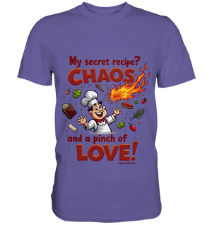 Ein cartoonhafter Koch mit weißem Kochhut und weiß-rotem Kochkittel, der fröhlich und mit ausgestreckten Armen lacht. Er steht inmitten eines Wirbels von Zutaten, darunter Flammen, Gemüse, Tomaten, und ein Kochbuch, die in der Luft herumfliegen. Der Koch Bright Lights Arts