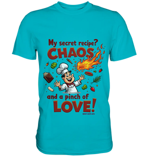 Ein cartoonhafter Koch mit weißem Kochhut und weiß-rotem Kochkittel, der fröhlich und mit ausgestreckten Armen lacht. Er steht inmitten eines Wirbels von Zutaten, darunter Flammen, Gemüse, Tomaten, und ein Kochbuch, die in der Luft herumfliegen. Der Koch Bright Lights Arts