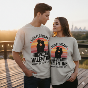 Paar in Oversized Navy-Shirts, Sonnenuntergang-Vibe, weicher Fokus, 35mm Filmstil, Textur-Details, romantisch.