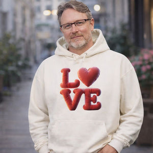 Mann trägt cremefarbenen Oversized Hoodie aus Bio-Baumwolle mit rotem 3D-Ballon LOVE Motiv – ruhiges Bright Light Arts Mockup mit Model im urbanen Setting