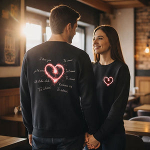 Verliebtes Paar in Premium Organic Sweatshirts, Fokus auf leuchtendem Herz-Brustprint ohne Schrift, authentischer Lifestyle-Vibe.