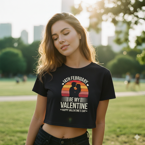 Frau in schwarzem Cropped Tee, urbaner Park-Vibe, Lens Flare, 35mm Film-Körnung, emotional & sommerlich