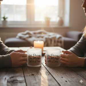Satinierte Glas-Tasse mit „Wir Eins“ Schriftzug in hellem, lichtdurchflutetem Raum, gemütlicher Lifestyle-Vibe
