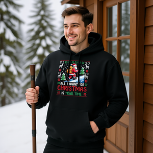 All I Want for Christmas is Trail Time Oversized Hoodie in Berghütte mit Schneewald – Bright Light Arts, festliches Outdoor-Weihnachtsdesign