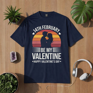 Premium T-Shirt „Be My Valentine“ mit Liebespaar-Silhouette vor Retro-Sonnenuntergang, romantisches Valentinstag-Design für Paare und Verliebte