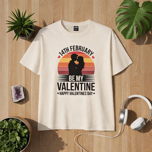 Be My Valentine Damen Organic Shirt von Bright Light Arts mit romantischem Paar-Motiv vor Sonnenuntergang, liebevolles Valentinstag Design auf hellem Shirt.