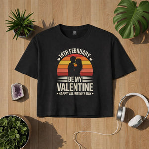 adies Cropped Tee „Be My Valentine – Inniger Moment“ von Bright Light Arts, romantisches Valentinstag-Design mit Paar-Silhouette vor Sonnenuntergang, liebevolles Statement-Shirt für Frauen
