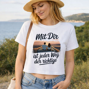 Weißes Cropped Tee für Damen mit Roadtrip-Illustration eines Paares und dem Spruch „Mit Dir ist jeder Weg der richtige“ – modernes Bright Light Arts Liebes-Shirt für Reisen, Freiheit und Verbundenheit