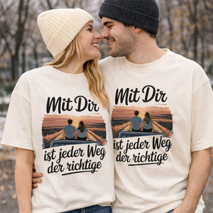 Oversized Shirt von Bright Light Arts mit Roadtrip Liebesmotiv „Mit Dir ist jeder Weg der richtige“ – romantisches Paar Design im Van bei Sonnenuntergang