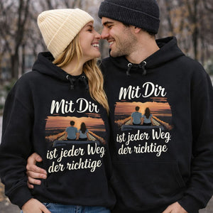 Premium Hoodie in Schwarz mit romantischem Roadtrip-Motiv eines Paares und dem Spruch „Mit Dir ist jeder Weg der richtige“ – Liebe, Reisen & Verbundenheit von Bright Light Arts
