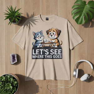 Beiges T-Shirt mit niedlichem Hund-und-Katzen-Motiv beim ersten Date, Schriftzug „Let’s see where this goes“, liebevolles Tier-Design für Dating & Achtsamkeit – Bright Light Arts