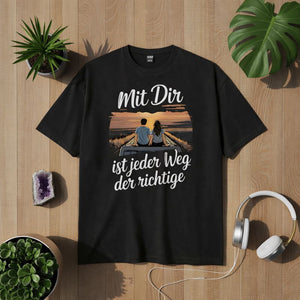 Schwarzes T-Shirt mit romantischem Paar-Motiv beim Roadtrip und Spruch „Mit Dir ist jeder Weg der richtige“, emotionales Liebesdesign für Paare, Reisen & Verbundenheit – Bright Light Arts