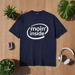 Blaues T-Shirt mit humorvollem Schriftzug „moin inside“ im Tech-Stil, minimalistisches Statement-Design mit norddeutschem Humor – Bright Light Arts