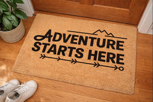 Fußmatte mit ADVENTURE STARTS HERE von Bright Light Arts im natürlichen Lifestyle-Look