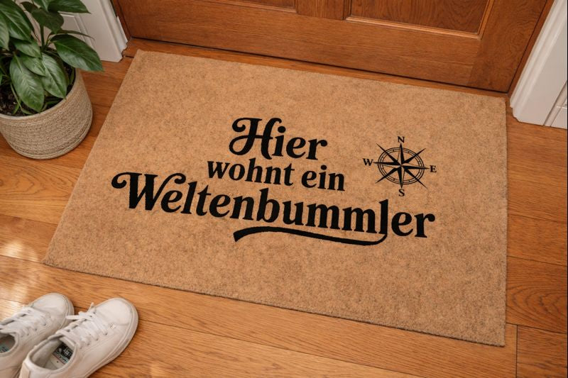 Fußmatte mit HIER WOHNT EIN WELTENBUMMLER von Bright Light Arts im natürlichen Lifestyle-Look