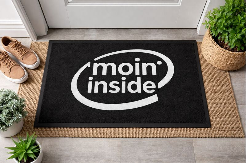 Fußmatte mit MOIN INSIDE von Bright Light Arts im natürlichen Lifestyle-Look