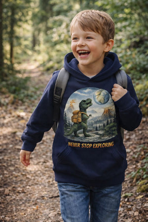 Classic Hoodie Kids mit NEVER STOP EXPLORING von Bright Light Arts im natürlichen Lifestyle-Look
