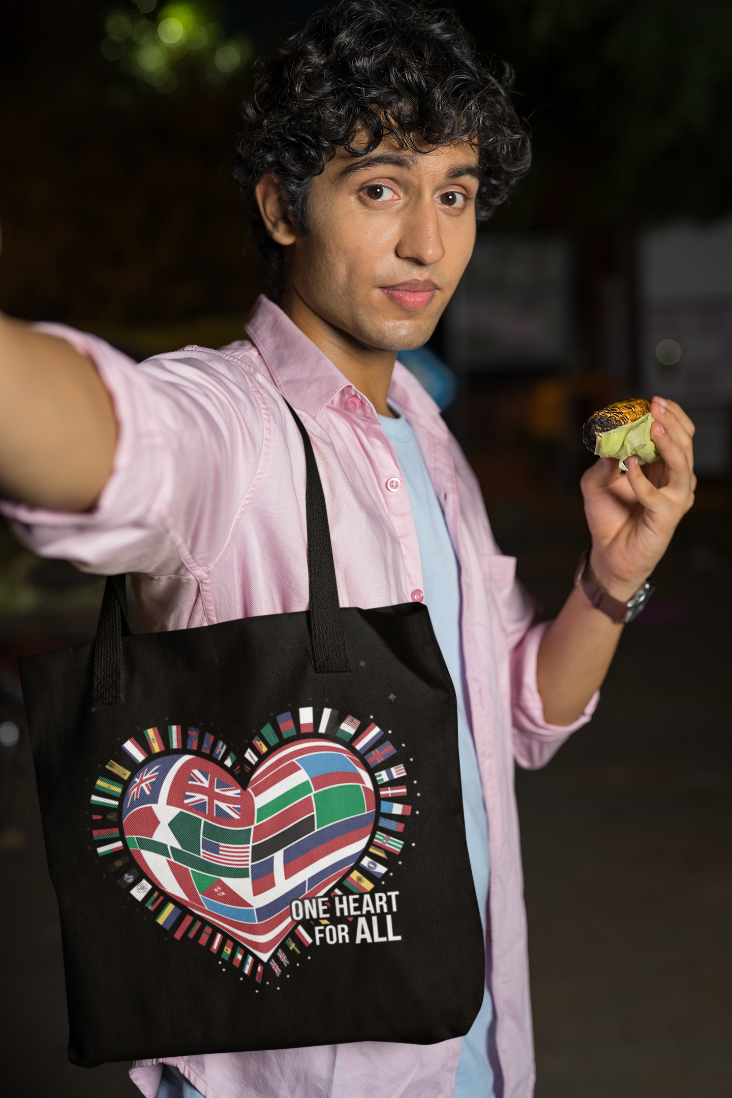 Jutebeutel mit ONE HEART FOR ALL von Bright Light Arts im natürlichen Lifestyle-Look