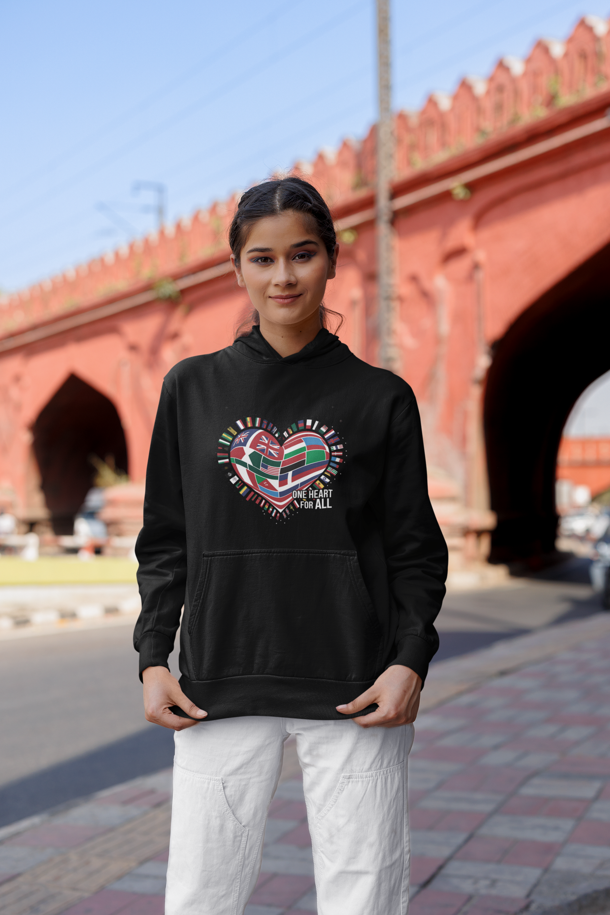 Oversized Hoodie mit ONE HEART FOR ALL von Bright Light Arts im natürlichen Lifestyle-Look