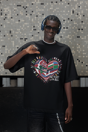 Oversized Shirt mit ONE HEART FOR ALL von Bright Light Arts im natürlichen Lifestyle-Look