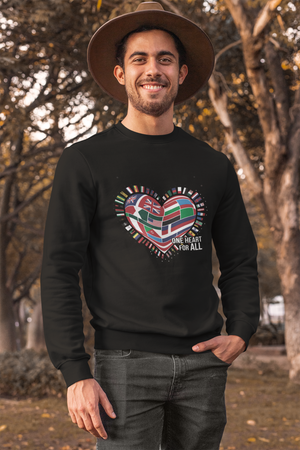 Sweatshirt mit ONE HEART FOR ALL von Bright Light Arts im natürlichen Lifestyle-Look