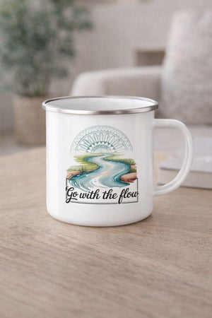 Emaille Tasse mit River Mandala Flow von Bright Light Arts im natürlichen Outdoor-Look