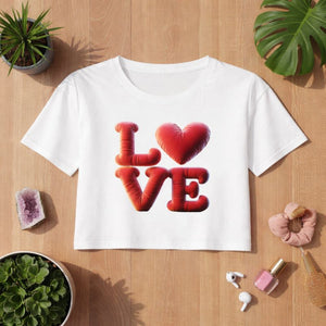 Weißes Ladies Cropped Tee von Bright Light Arts mit rotem 3D-Ballon-LOVE-Herz-Design im modernen Love-Statement-Stil