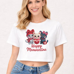 Happy Meowentine Ladies Cropped Tee mit süßem Katzen-Motiv im Strick-Look und Herzdesign – verspieltes Valentinstags-Shirt für Katzenliebhaberinnen von Bright Light Arts