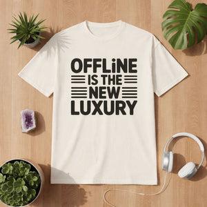Premium T-Shirt mit Statement „Offline is the New Luxury“, minimalistisches Typografie-Design auf hellem Shirt, modernes Lifestyle-Motiv für Achtsamkeit und Digital Detox