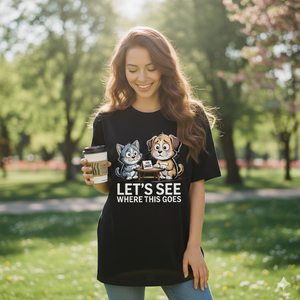 Lachende Frau im Oversized Shirt mit Hund & Katze Motiv, sonniger Park, emotionaler Lifestyle-Vibe, 35mm Film-Look