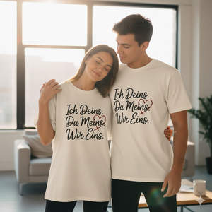 Weißes Oversized Shirt mit Wir Eins Print, locker sitzender Stoff, Paar-Moment in hellem Tageslicht, authentischer Vibe