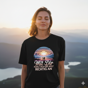 Frau im Oversized Shirt genießt Sonnenuntergang in Bergen, Fokus auf Design „Mit Dir fühlt sich die Welt richtig an“, warmes Licht.