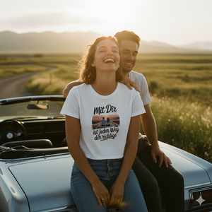 Frau im Roadtrip Cropped Tee lacht im Sonnenuntergang auf Cabrio, Vintage 35mm Look, emotionale Freiheit und Abenteuer Vibe