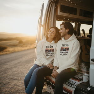 Paar im Oversized Hoodie beim Roadtrip im Camper Van, goldene Stunde, Cozy Vanlife Vibe mit Sonnenuntergang