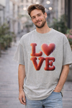 Oversized Shirt aus Bio-Baumwolle in Grau mit rotem 3D-Ballon LOVE Motiv – modernes Bright Light Arts Statement Shirt für Damen und Herren