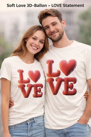 iebespaar trägt cremefarbenes Premium T-Shirt mit rotem 3D-Ballon LOVE Motiv – emotionales Bright Light Arts Mockup für Damen und Herren